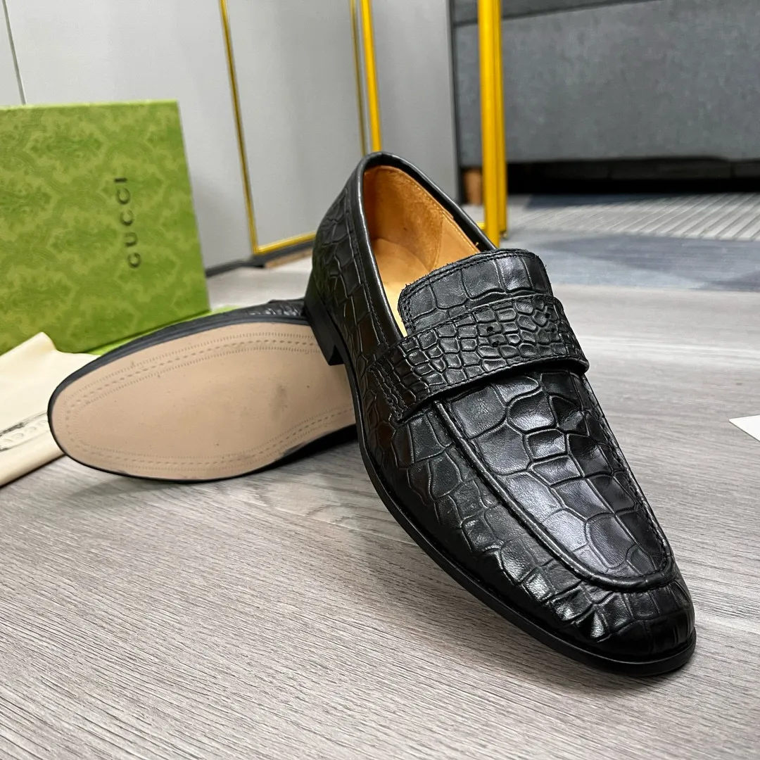 Ex-factory price: 480💰-(Gucci) men’s loafers! Genuine molded horsebit, a classic must-have for your shoe cabinet! The feet are particularly delicate! This Gucci original version is a set last, and we are consistent with the counter! Therefore, it is more comfortable in terms of last shape and comfort! Take it to the counter and compare at will! Good shoes are more than just what they make! But grasp the essence from the inside out! Material: Imported first-layer cowhide! Genuine leather outsole imported from Italy, size: 39-44 (38/45 customized, non-refundable)